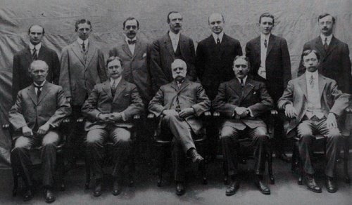 Quizá jamás, en una misma fotografía, veamos tantos talentos del buril como en esta de la American Bank Note de 1910. Sentados, de izquierda a derecha: Charles Schlecht, Edwin Gunn, Charles Skinner, Robert Savage y Alexander Cordukes. De pie, en igual sentido: Clifford Dawson, George Hannweber, Elie T. Loizeaux, William J. Brown, H. P.Dawson, Harold Osborn y Louis A. O. Delnoce