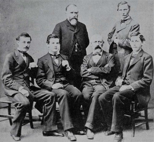Una fotografía de 1878 del Departamento artístico de la National Bank Note, poco antes de la consolidación con la American Bank Note. Baldwin está sentado el primero a la derecha de la imagen. De pie y detrás suya, su primer y gran maestro Alfred Jones, al que siempre reverenció