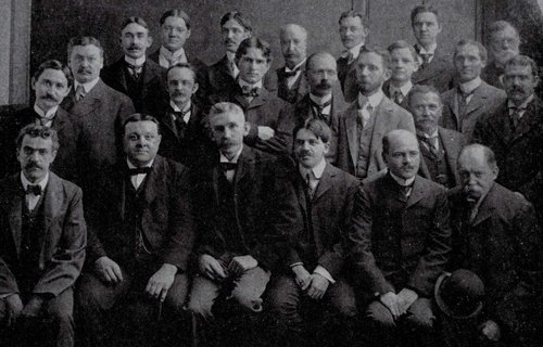 Marcus Baldwin en 1902, sentado en tercer lugar de izquierda a derecha, con otros colegas y compañeros del Departamento artístico del Bureau of Engraving and Printing