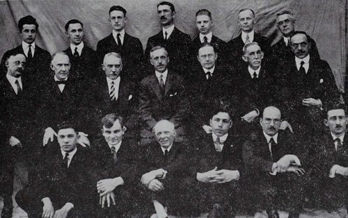 Última fotografía conocida de Baldwin (1923), el segundo sentado de derecha a izquierda, entre otros artistas de la American Bank Note. Savage es el tercero sentado, de izquierda a derecha