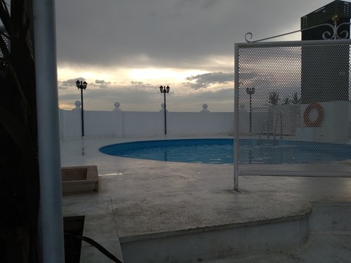 Menudo baño nocturno, censurado.