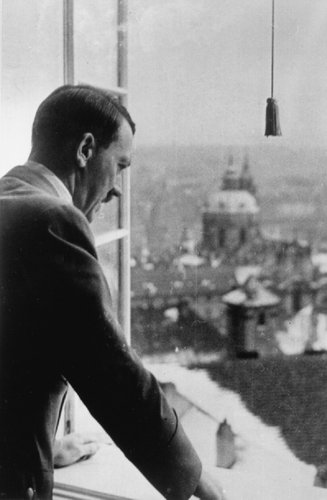 1943_Hitler_dis. rof. Heinrich Hoffmann foto.jpg