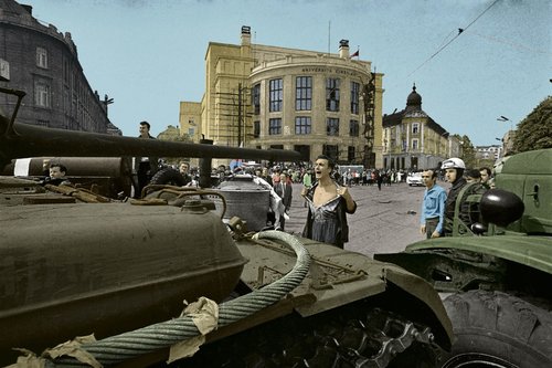 21 de agosto de 1968, Emil Gallo frente al cañón de un tanque soviético. Fotografía de Ladislav Bielik. Versión coloreada de una de las fotografías más famosas del siglo XX. Emil Gallo era fontanero y se suicidó tres años después de esta fotografía. El fotógrafo falleció en 1984 en una carrera de coches en Budapest