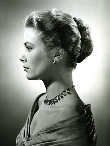 Fotografía de estudio de Grace Kelly utilizada por Gandon en el proceso de diseño del sello emitido en 1957 en 9 valores. En el proceso de diseño, Gandon sobrepuso la diadema en la cabeza de la Princesa