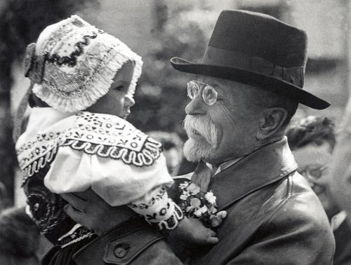 El presidente Tomáš Garrigue Masaryk con la niña Evičku, en la fotografía de 1928