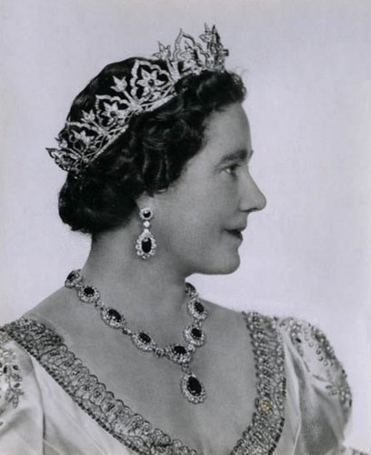 Fotografías de Jorge VI y la reina consorte, ambas de Dorothy Wilding, muy similares a las que Joan Hassal superpone en el sello británico de 1948