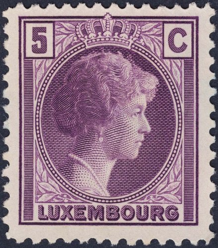 Sello de la Gran Duquesa Charlotte, diseñado sobre la fotografía anterior y emitido por Luxemburgo en varios valores entre 1926 y 1935, y con el marco diferente entre 1944 y 1946. Sello gabado por Robert Savage. Calcografía