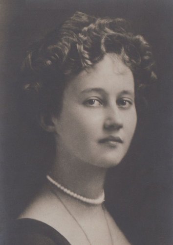Fotografía de la bella duquesa Marie Adélaïde (1912) sobre la que Ferdinand Schirnböck grabó en 1914 un soberbio retrato, en una imagen casi idéntica a la utilizada por Samuel L. Hartz en 1939 para un sello conmemorativo