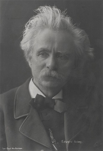 En el diseño y posterior grabado del sello de Grieg de 1993, Morken utilizó esta fotografía de Carl Anderson
