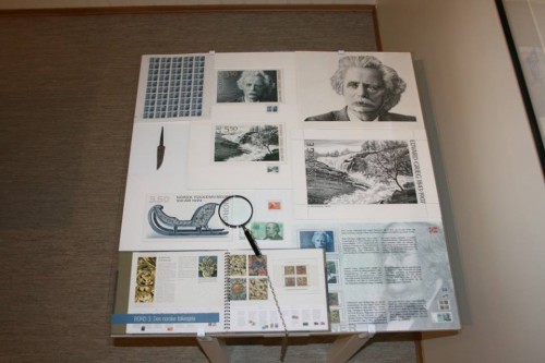 En la mesa de exposición, arriba y a la derecha del diseño general, podemos ver el diseño específico de grabado para el sello del retrato de Grieg
