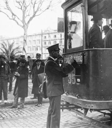 tranvia cartero y buzon barcelona 1915.jpg