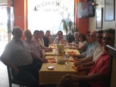 Compartiendo mesa con la familia de Esdras Martínez Sevillano.