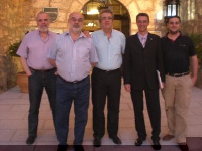 De izq. a dcha., Luis, Alfareva, un servidor, Menaza y Dagonco, en la puerta del Palacio de los Duques de Feria, o sea el Parador.