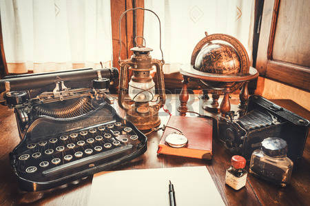 Cartas y escritorio antiguo 5 42814256-art-culos-vintage-c-mara-pluma-globo-reloj-m-quina-de-escribir-en-el-viejo-escritorio.jpg