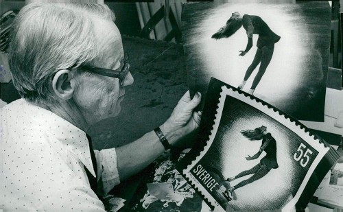 Ragnar Holmqvist comparando su fotografía original y el diseño preliminar de grabado de Slania