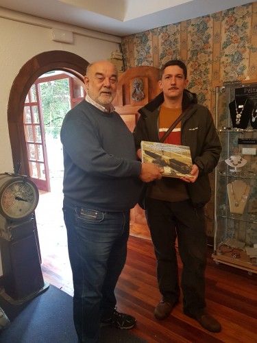 Entrega de libros.jpg