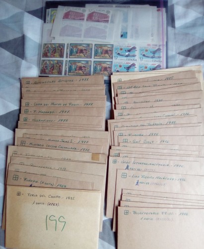 60 series en nuevo de España en bloque de cuatro. 1975-77. Osea 240 sellos.