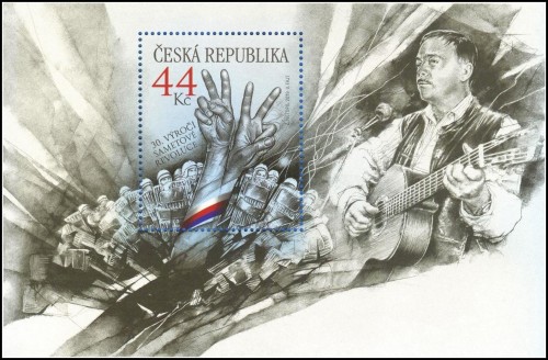 República Checa, 2019, 30 aniversario de la Revolución de Terciopelo; Karel Kryl (1944-1994) tocando la guitarra. Hojita diseñada por Zdeněk Netopil. Václav Fajt graba a buril el fragmento de la hojita que cae dentro del sello. Impresión mixta en calcografía y offset