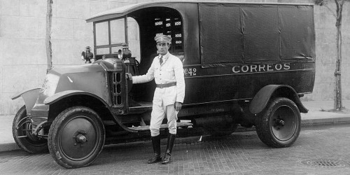 Buenos_Aires_-_Empleado_y_automóvil_del_Correo.jpg