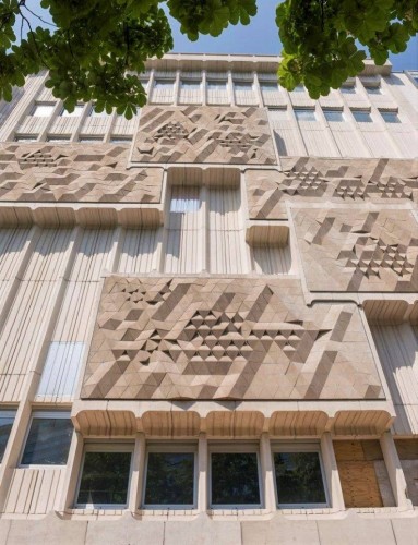 Edificio del Musée de La Poste en París, diseñado por el arquitecto André Chatelin y con la escultura de Robert Juvin en la fachada