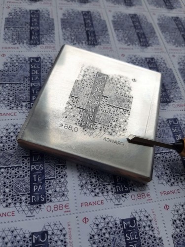 Imagen de la placa original grabada por Elsa Catelin para este sello de 2019, procedente de la página de la autora, elsacatelin.fr