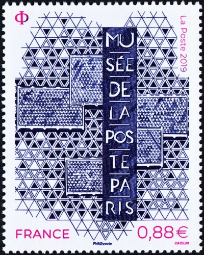 Sello emitido por Francia a finales de 2019, diseñado y grabado por Elsa Catelin, con ocasión de la reapertura del Musée de La Poste; calcografía. Esta fachada del Musée de La Poste ya fue objeto de un sello francés en 1973 que grabó Jean Pheulpin