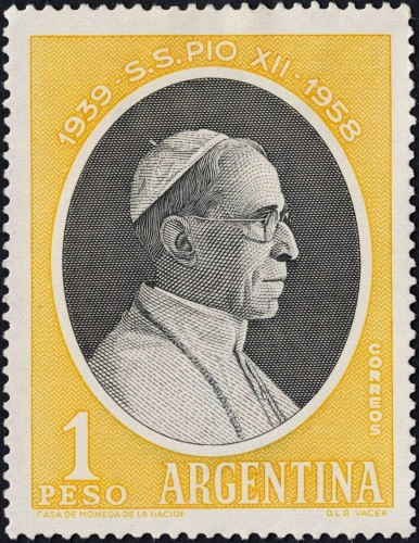 Argentina, 1959, Pío XII. Sello calcográfico para el que Włodzimierz Vacek grabó el impresionante retrato del Papa
