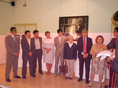 Autoridades y hermana de Azcona.