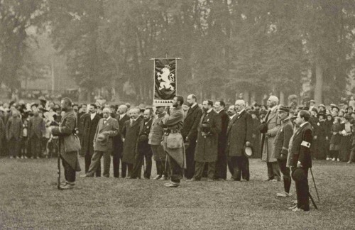 Juramento de la compañía “Rota Nazdar” en Bayona (Francia), octubre de 1914. Fotografía utilizada por Václav Fiala en el proceso de diseño del sello anterior de las Legiones que grabó Seizinger