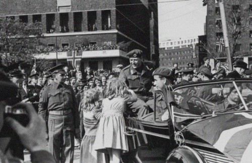 Fotografía de Sverre Heiberg, con la vuelta a Noruega en 1945, tras la ocupación alemana, del entonces príncipe heredero Olaf