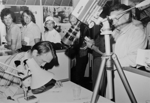 Sverre Morken firmando autógrafos en la época en que Løkke-Sørensen lo retrató en su gran sello de 1982
