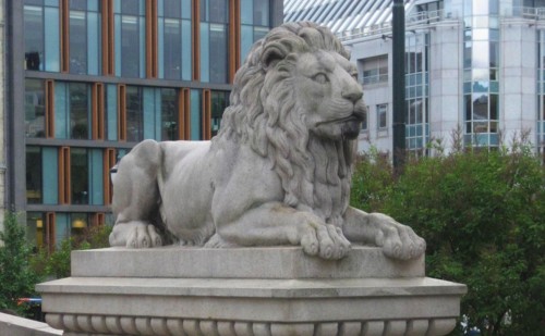 Uno de los leones del Parlamento de Noruega en Oslo, en perspectiva casi idéntica a la establecida por Sverre Morken en su grabado