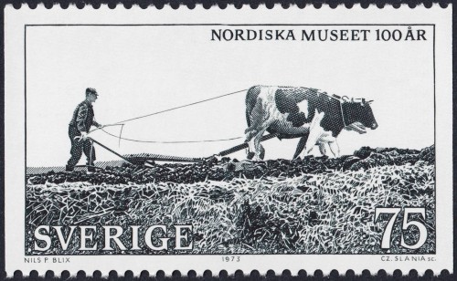 Suecia, 1973, Centenario del Museo Nórdico de Estocolmo. Arando con bueyes. Diseño y grabado de Czeslaw Slania, tomando como punto de partida la fotografía anterior de Nils P. Blix. Impresión en calcografía