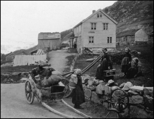 Fotografía de la Estación de Seljestad, en Hardanger, tomada en 1879  por Axel Theodor Lindahl y que Sverre Morken eligió como punto de partida para uno de los sellos del Milenario de Noruega (1999)