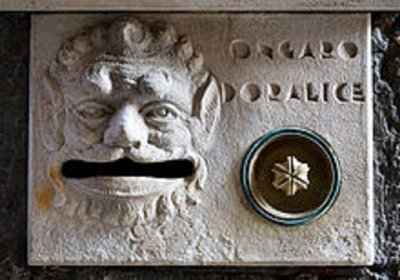 220px-Venice_-_Post_box_and_doorbell_-_4822.jpg