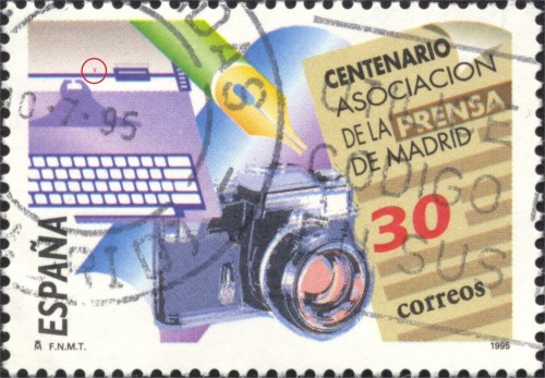3363 Mancha fucsia encima la maquina de escribir_.jpg