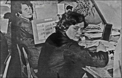 Fotografía de 1977 en la que aparecen las grabadoras Tatyana Nikitina, al fondo, y Lydia Mayorova, en primer plano. Imagen facilitada por Galina Anisimova, hija de Lydia Mayorova y que en los últimos años viene realizando exposiciones por Europa de la obra artística de su madre y de otros autores de Goznak