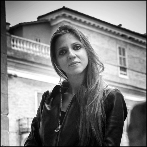 La artista grabadora Sarah Lazarevic
