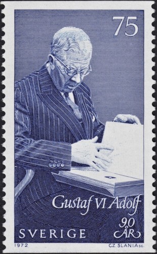 Suecia, 1972, 90 cumpleaños de Gustavo VI Adolfo de Suecia. Sello grabado por Czeslaw Slania, haciendo uso en el diseño de la fotografía anterior de Yngve Hellström. Impresión en calcografía