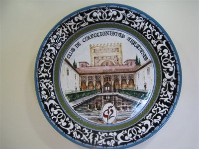 Granada 92. Plato de cerámica. Club de Coleccionistas Arrayanes. Anverso. Baja.jpg