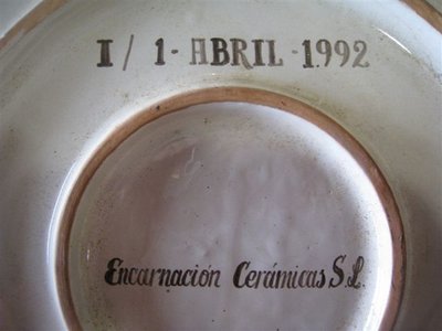 Granada 92. Plato de cerámica. Club de Coleccionistas Arrayanes. Reverso. Detalle. Baja.jpg