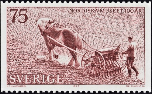 Suecia, 1973; Centenario del Museo Nórdico de Estocolmo. Siembra de la avena. Sello diseñado y grabado por Czeslaw Slania, partiendo de la fotografía agregada de Horst Tuuloskorpi. Impresión en calcografía