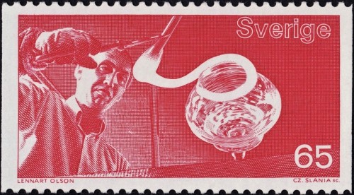 Suecia, 1972; Artesanía del vidrio. Sello diseñado y grabado por Czeslaw Slania, haciendo uso en el proceso de diseño de la fotografía anterior de Lennart Olson. Impresión en calcografía