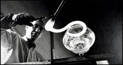Fotografía de un artesano del vidrio, obra de Lennart Olson
