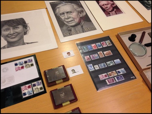 En esta mesa de exposición vemos el diseño específico de grabado del sello de Sæverud (Noruega, 1997)
