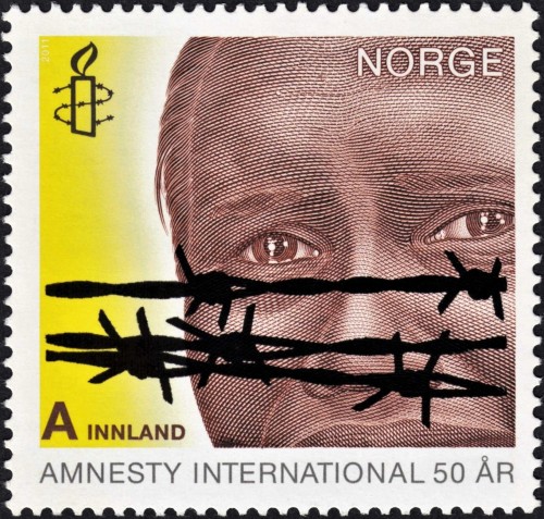 Noruega, 2011; 50 aniversario de Amnistía Internacional. Sello diseñado y grabado por Sverre Morken, retocando el fragmento de una fotografía de Martin Adler. Impresión mixta en calcografía y offset