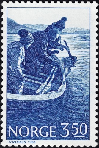Noruega, 1984; Pesca aficionada. Pesca del bacalao en Langfjorden (Alta). Sello diseñado y grabado por Sverre Morken, utilizando en el proceso inicial de concepción gráfica una fotografía de Thorbjørn Tufte. Impresión en calcografía