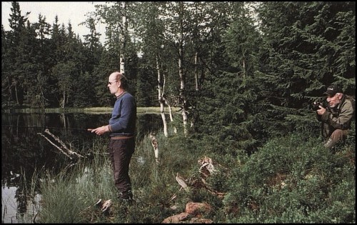 El protagonista del sello Eirik Stangeland y el fotógrafo Dag Kjelsaas en la posición en que tomó la instantánea a principios de los años setenta y que fue utilizada por Sverre Morken en su diseño y posterior grabado de uno de los sellos de la pesca de 1984 (imagen procedente de Kjentmannsmerket (Oslo). Håndbok 2010/2012)