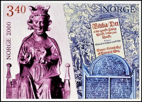 Diseño original y adoptado de Sverre Morken para uno de los sellos que en el año 2000 conmemoró el milenio de Noruega. Morken hizo un collage con estos tres elementos: la estatua de Olaf II (995-1030) de la Iglesia de Tanum, la Biblia conocida como de Cristián III (1550) y un retablo del siglo XVI con las primeras líneas del catecismo básico de Lutero