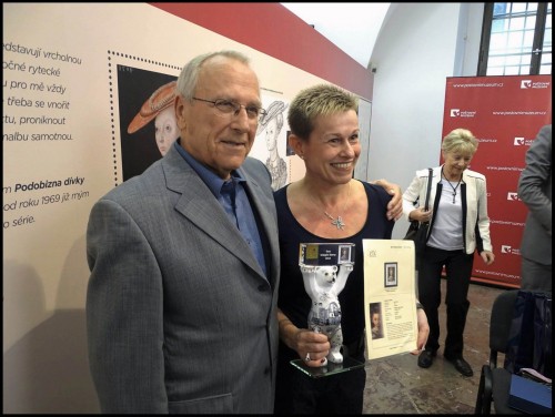 Miloš Ondráček con el premio al Mejor Sello Calcográfico de 2015 otorgado al sello de Hans von Aachen